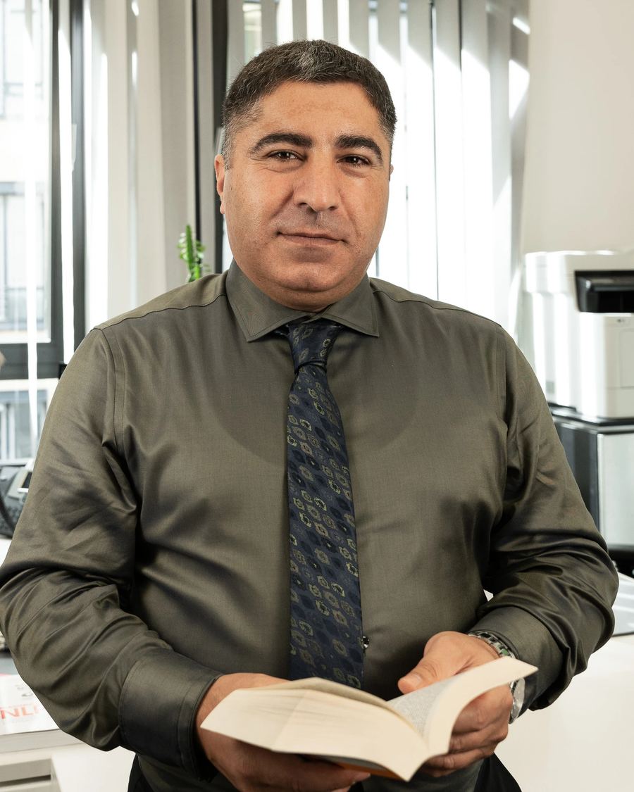 Psychologischer Berater Rustam mit Buch